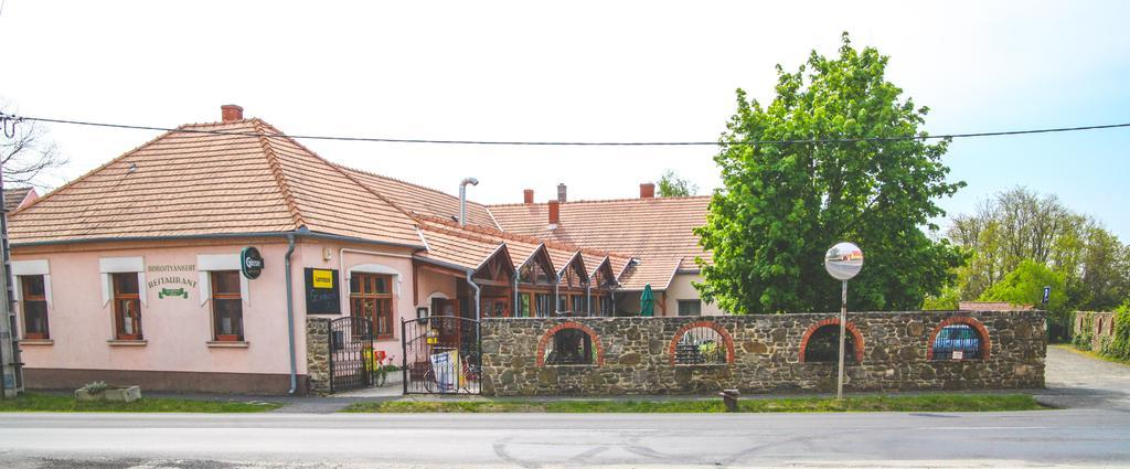 Отель Borostyankert Etterem & Vendeghaz Sitke Экстерьер фото