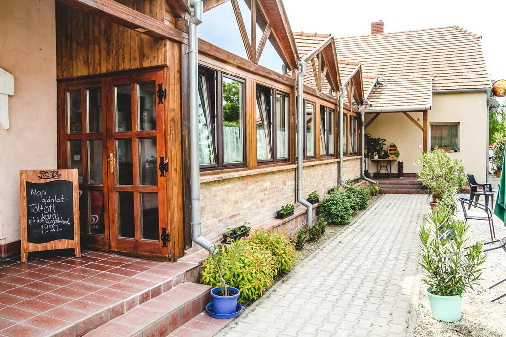 Отель Borostyankert Etterem & Vendeghaz Sitke Экстерьер фото